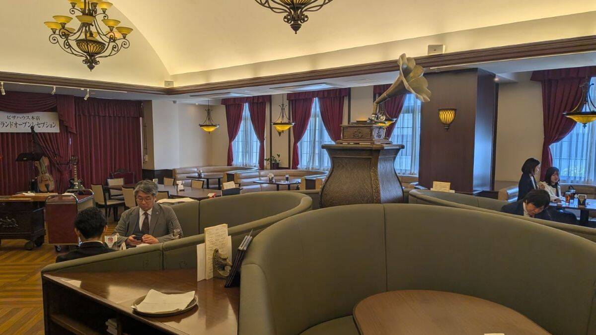 ディナータイムに「炎の饗宴」　20年ぶり復活　ピザハウス本店が3月15日リブランドオープン　沖縄・浦添市【店内写真と動画】