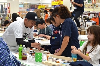 タイシロウさん、人気ユーチューバーが登壇 　「DIYのススメ」開幕　メイクマン浦添本店