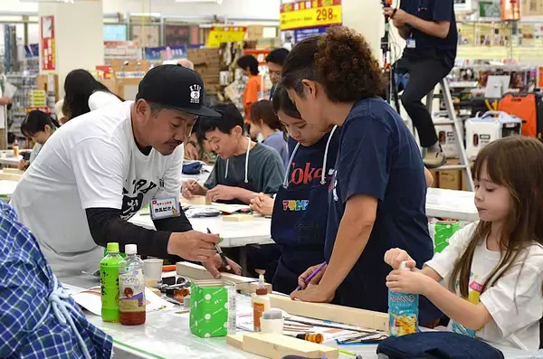 タイシロウさん、人気ユーチューバーが登壇 　「DIYのススメ」開幕　メイクマン浦添本店