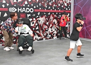 運動苦手でも熱中！ARスポーツ「HADO」で楽しく交流　豊見城市で大会、約30人参加