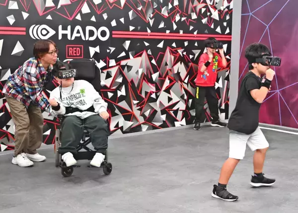 運動苦手でも熱中！ARスポーツ「HADO」で楽しく交流　豊見城市で大会、約30人参加