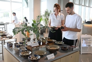 沖縄の工芸・食文化を五感で楽しむ　琉球ガラスや黒糖など150種類　那覇で県産品の展示販売会、10月12日まで　