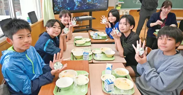 卒業記念に沖縄の味！ブルーシール、小6・中3の生徒らにアイス贈呈　「特別な日に食べるアイス」　