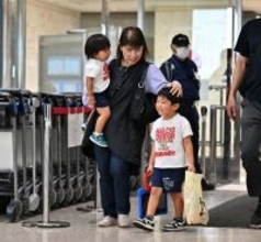 那覇空港、観光客や帰省客でにぎわう　ゴールデンウイーク本格スタート