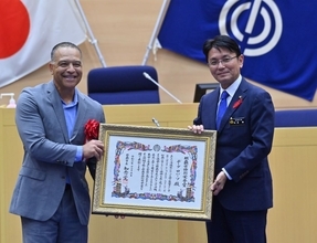 ドジャース連覇！ ロバーツ監督は沖縄・那覇市生まれ　知念市長「精神力でチームまとめた」と祝福