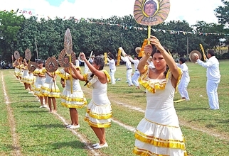 ＠ボリビア　リレーや踊り多彩に　第一日ボ学校で運動会　［ワールド通信員ネット］