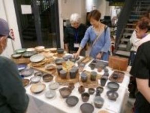 琉球ガラスや染め物など78工房が出展　竹細工など制作実演も　沖縄市工芸フェア、3月1日まで