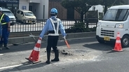 「道路に穴」通報　4時間の片側1車線通行　那覇市立病院前の交差点付近でアスファルト修繕