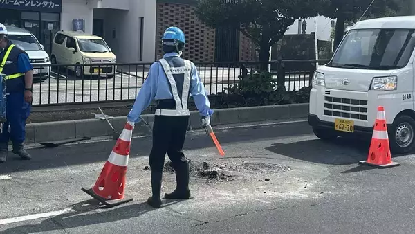 「道路に穴」通報　4時間の片側1車線通行　那覇市立病院前の交差点付近でアスファルト修繕