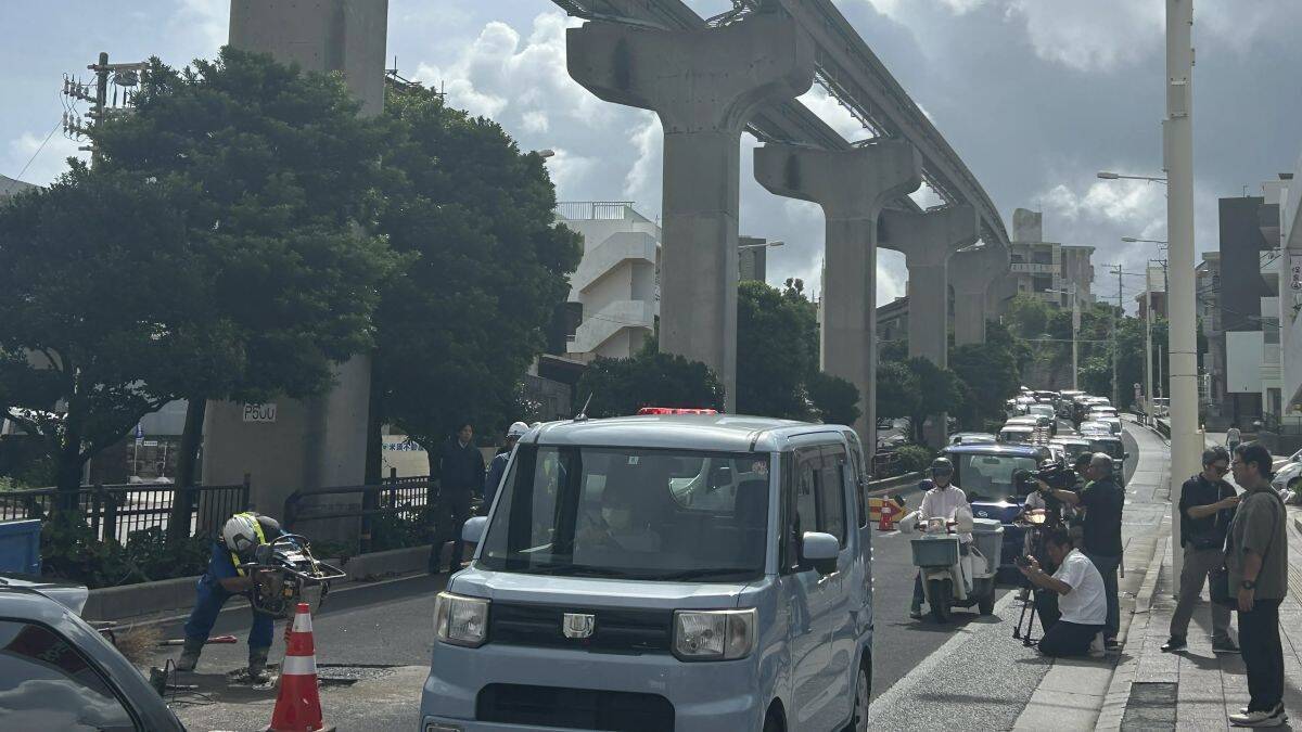 「道路に穴」通報　4時間の片側1車線通行　那覇市立病院前の交差点付近でアスファルト修繕