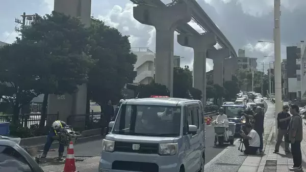 「「道路に穴」通報　4時間の片側1車線通行　那覇市立病院前の交差点付近でアスファルト修繕」の画像