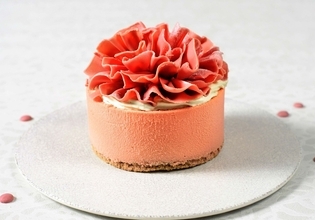 母の日にカーネーションのようなケーキはいかが？　ピンク色の「ルビーチョコレート」を使用　ノボテル那覇が発売