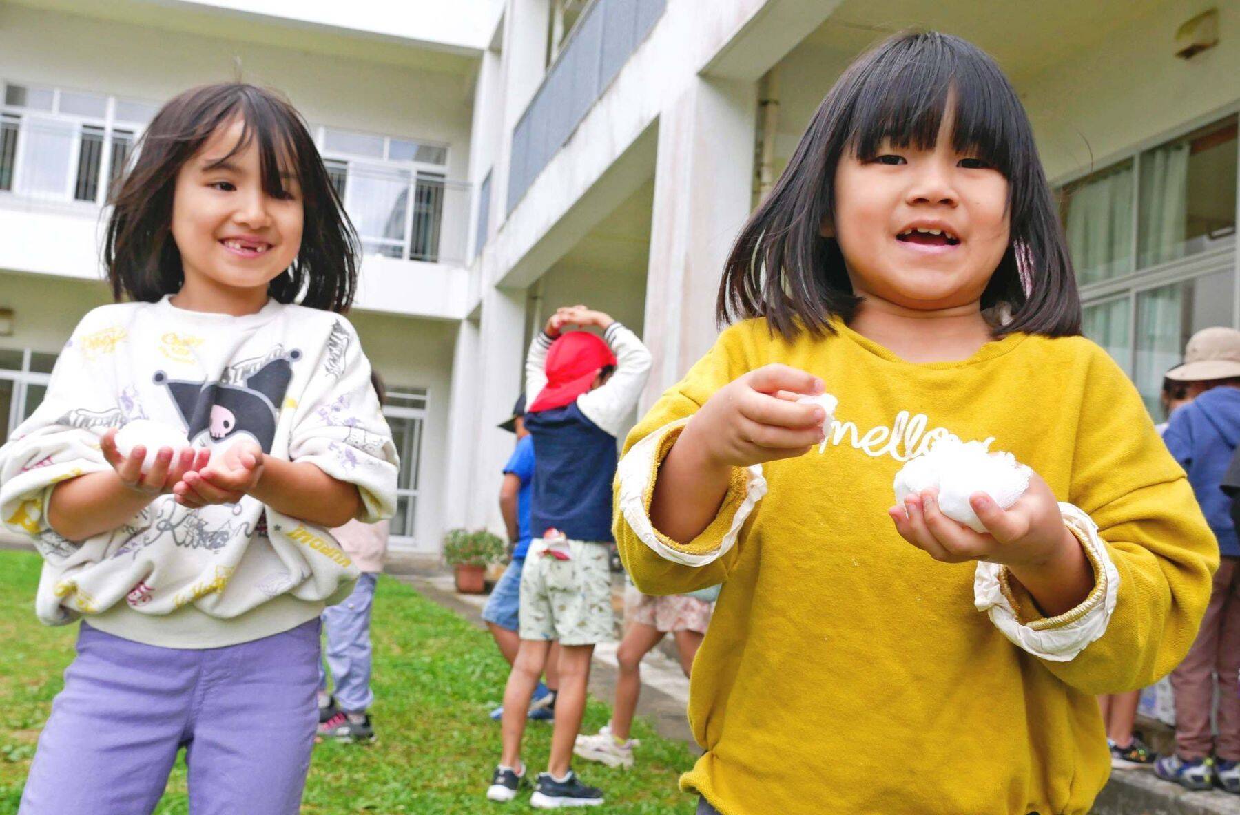 「冷たーい！」児童ら大はしゃぎ　新潟から雪の贈り物　沖縄・本部小、今年で30回目