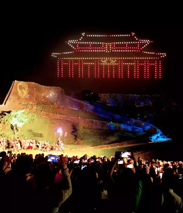 一夜だけよみがえった勝連城　夜空に500機ドローンが再現　沖縄・うるま市で現代版組踊と融合