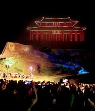 一夜だけよみがえった勝連城　夜空に500機ドローンが再現　沖縄・うるま市で現代版組踊と融合