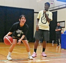 エブリン選手「沖縄の子、スキル高い」　小中学生90人にバスケ指導　うるま出身の伊波選手と