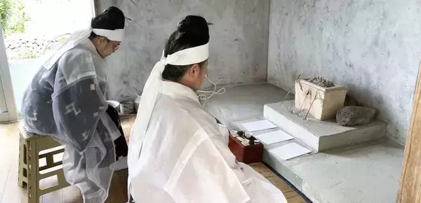 五穀豊穣願い、祝女が拝所でおまじない　粟国村で「虫の口中門穂祭り」