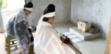 五穀豊穣願い、祝女が拝所でおまじない　粟国村で「虫の口中門穂祭り」