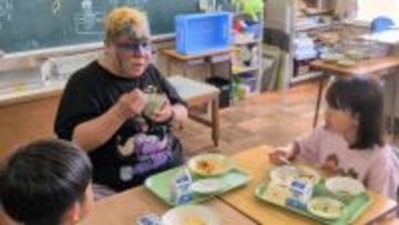 安謝に「アジャ」がやってきた　プロレスラー・アジャコングさん、那覇・安謝小学校で特別試合【動画あり】