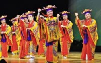 琉球舞踊に手拍子湧く　50人熱演で観客と一体　沖縄・宮古島で「琉宮の舞」