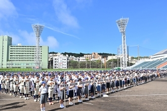 「熱い夏にする」 梅雨明けの青空の下、高校野球沖縄大会がトップを切り開幕