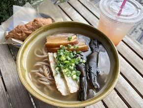 島内産の素材で「そばナポリタン」　テラス席で沖縄の海を一望しながら満喫　伊江村のCafe E-SABI