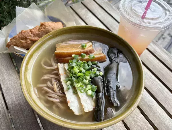 島内産の素材で「そばナポリタン」　テラス席で沖縄の海を一望しながら満喫　伊江村のCafe E-SABI