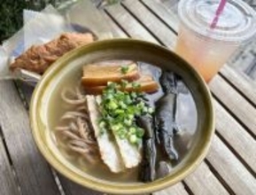 島内産の素材で「そばナポリタン」　テラス席で沖縄の海を一望しながら満喫　伊江村のCafe E-SABI