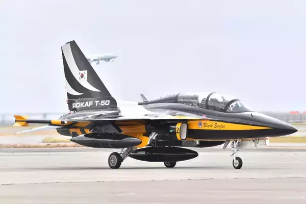 「韓国空軍「ブラックイーグルス」が那覇空港に飛来　日韓両国の防衛協力をアピールか」の画像