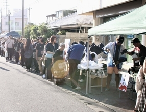 ソデイカ・海ぶどうの無料配布に長蛇の列　多彩な舞台演舞も　国頭村・辺土名大通りまつり