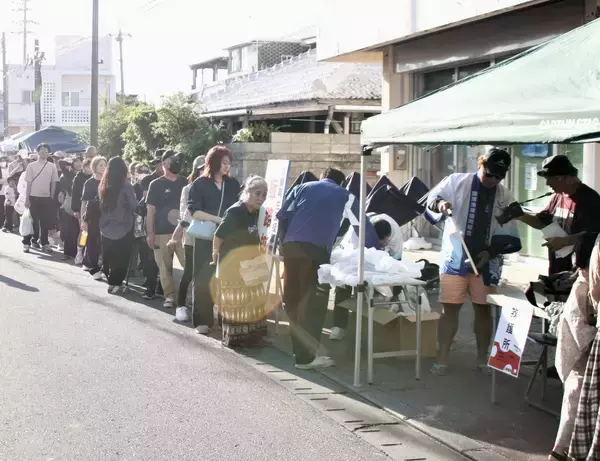 ソデイカ・海ぶどうの無料配布に長蛇の列　多彩な舞台演舞も　国頭村・辺土名大通りまつり