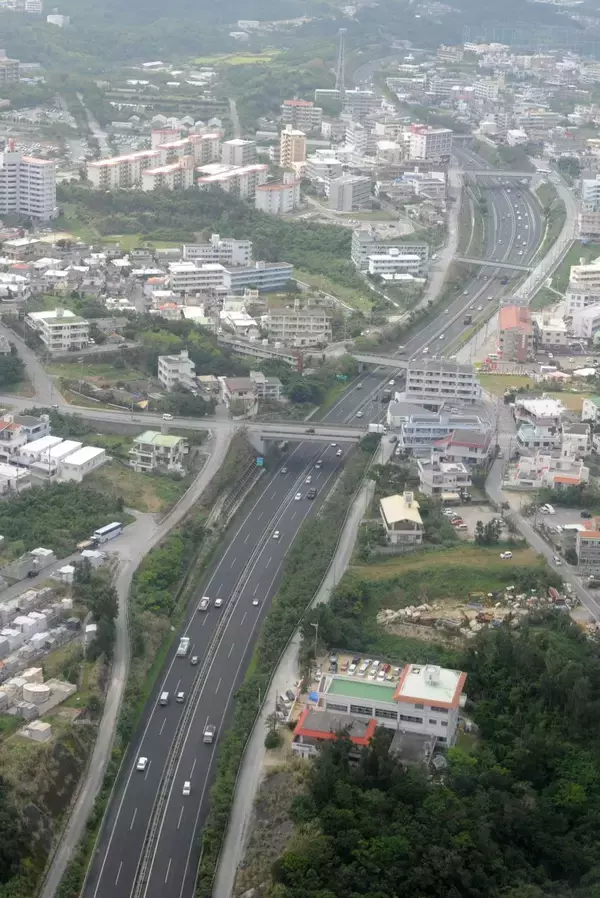沖縄自動車道で事故　南向け喜舎場付近で3キロ渋滞（午前10時半現在）