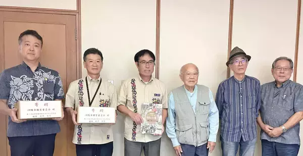 「沖縄の戦後を視覚的に学習できる」　嘉手納爆音訴訟の原告団、ビジュアル年表を本島中部の小中学校に寄贈