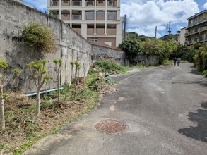 宜野湾市大山のマンホールから白い泡　市職員が現場2カ所から採水、PFAS調査へ