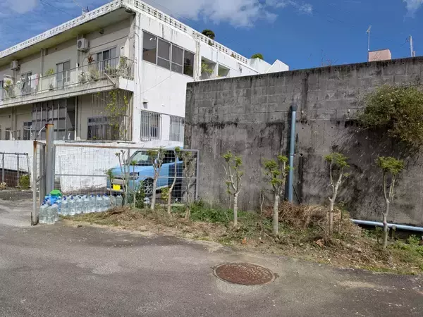 「宜野湾市大山のマンホールから白い泡　市職員が現場2カ所から採水、PFAS調査へ」の画像