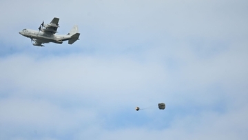 米軍、伊江島で物資投下訓練　運用再開された補助飛行場で　村長「中止求めてきたが内容知らされていない」