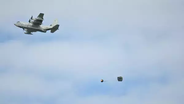 米軍、伊江島で物資投下訓練　運用再開された補助飛行場で　村長「中止求めてきたが内容知らされていない」