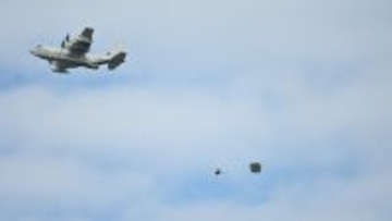 米軍、伊江島でパラシュート訓練　物資投下も　運用再開された補助飛行場で　村長「中止求めてきたが内容知らされていない」