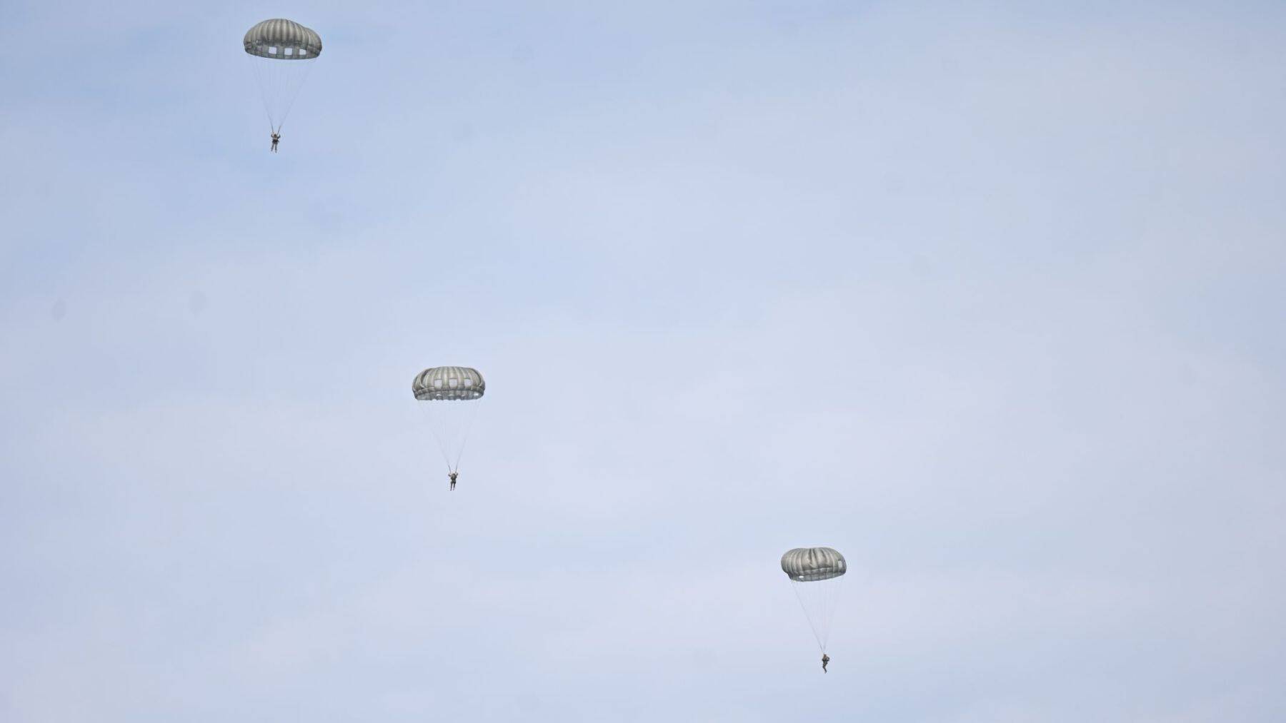 米軍、伊江島で物資投下訓練　運用再開された補助飛行場で　村長「中止求めてきたが内容知らされていない」