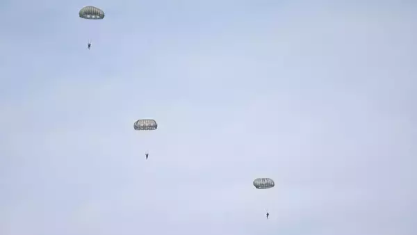 「米軍、伊江島で物資投下訓練　運用再開された補助飛行場で　村長「中止求めてきたが内容知らされていない」」の画像