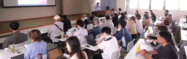 「ホエールスイム」母子に影響　クジラ保全と地域産業との両立を議論　那覇市でシンポ