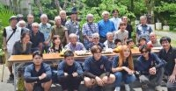シーサーが結んだ縁　北中城村の団体が沖縄市の公園に寄贈　14体が住民を見守る