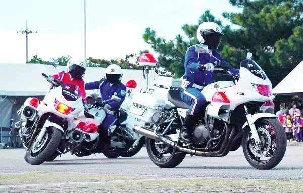 「職務にまい進」　沖縄県警の年頭視閲式に警察官ら300人　白バイ隊員の走行訓練など披露