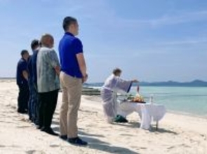 「伊平屋ブルー」に無事願う　米崎で安全祈願の海開き式　港に響く太鼓と観光客らの姿も