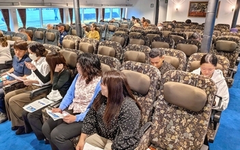 超高速船「想像以上に揺れなかった」　ジェットフォイル「つむぎ」、久米島オーシャンジェットが乗船会