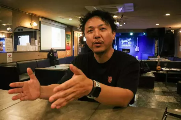 「これ1枚で飲み物無料も　着るだけで毎日お得　伊祖で特典Tシャツ、14店連携　予約5月10日まで」の画像