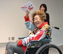 「いろいろな人に助けられたおかげ」　写真家の石川真生さん　土門拳賞の授与式で笑顔浮かべる