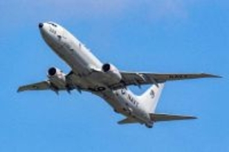 米海軍P8哨戒機、両翼に対艦ミサイル搭載し離陸　嘉手納基地所属