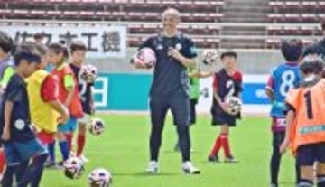 「小野伸二さんのトラップはすごかった」　小学生がくぎ付け　沖縄のサッカー教室でプロの技を伝授