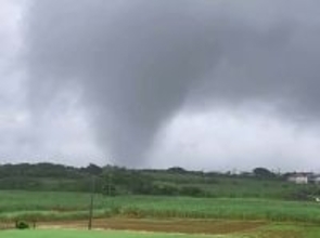 【台風26号】沖縄・国頭村で1時間120ミリ超の大雨　小浜島で竜巻か